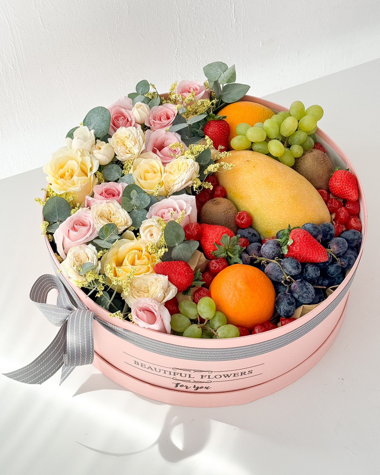 Фруктово-цветочная коробка "Careless Whisper" из роз и тропических фруктов