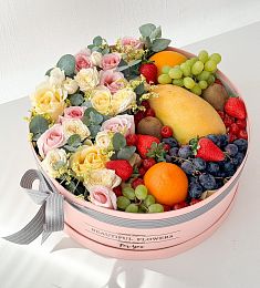 Фруктово-цветочная коробка "Careless Whisper" из роз и тропических фруктов