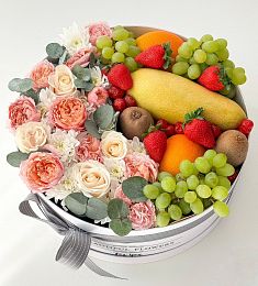 Фруктово-цветочная коробка "Gentle Whisper" из роз, хризантем и тропических фруктов