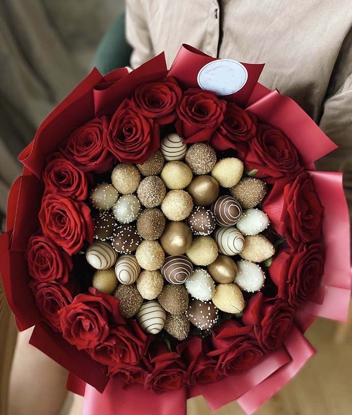 Букет с розами «Роза Тюдоров» клубника в молочном шоколаде и розы