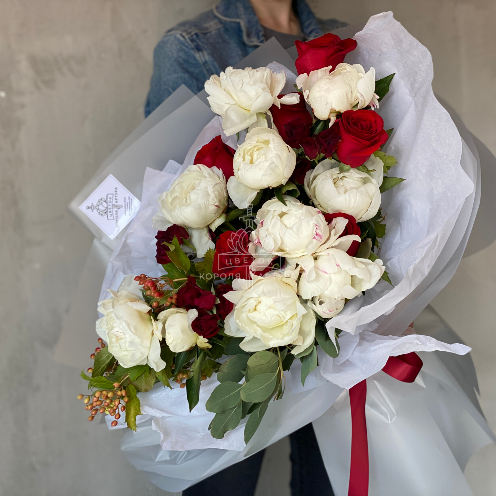 Композиция "Адриенна" с пионами и розами 