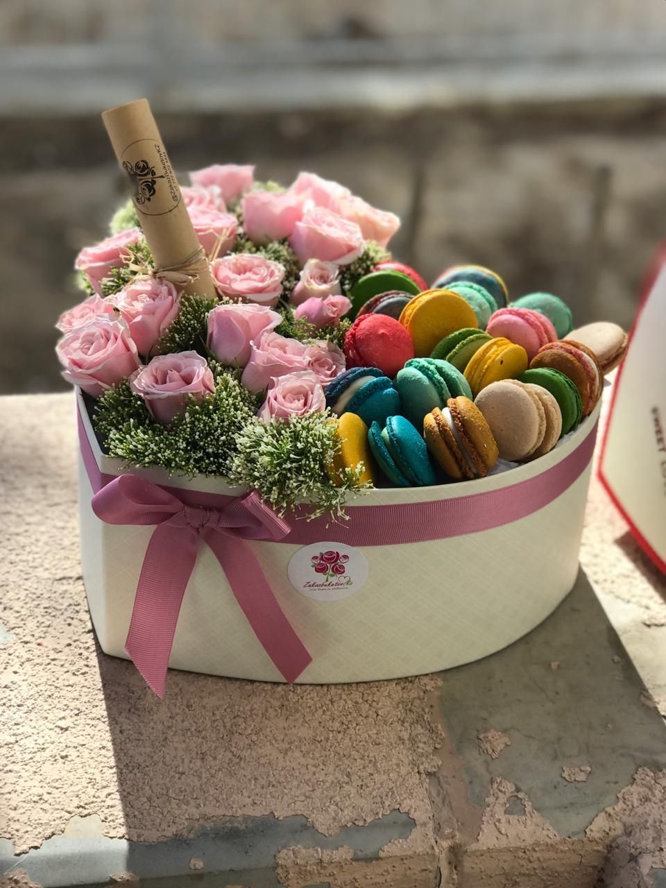 Коробка с французским печеньем и цветами в коробку