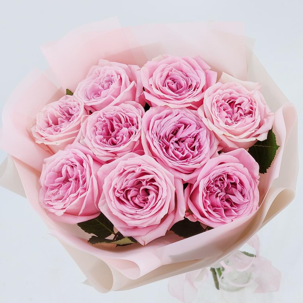 Букет 9 пионовидных роз в стильном оформлении
