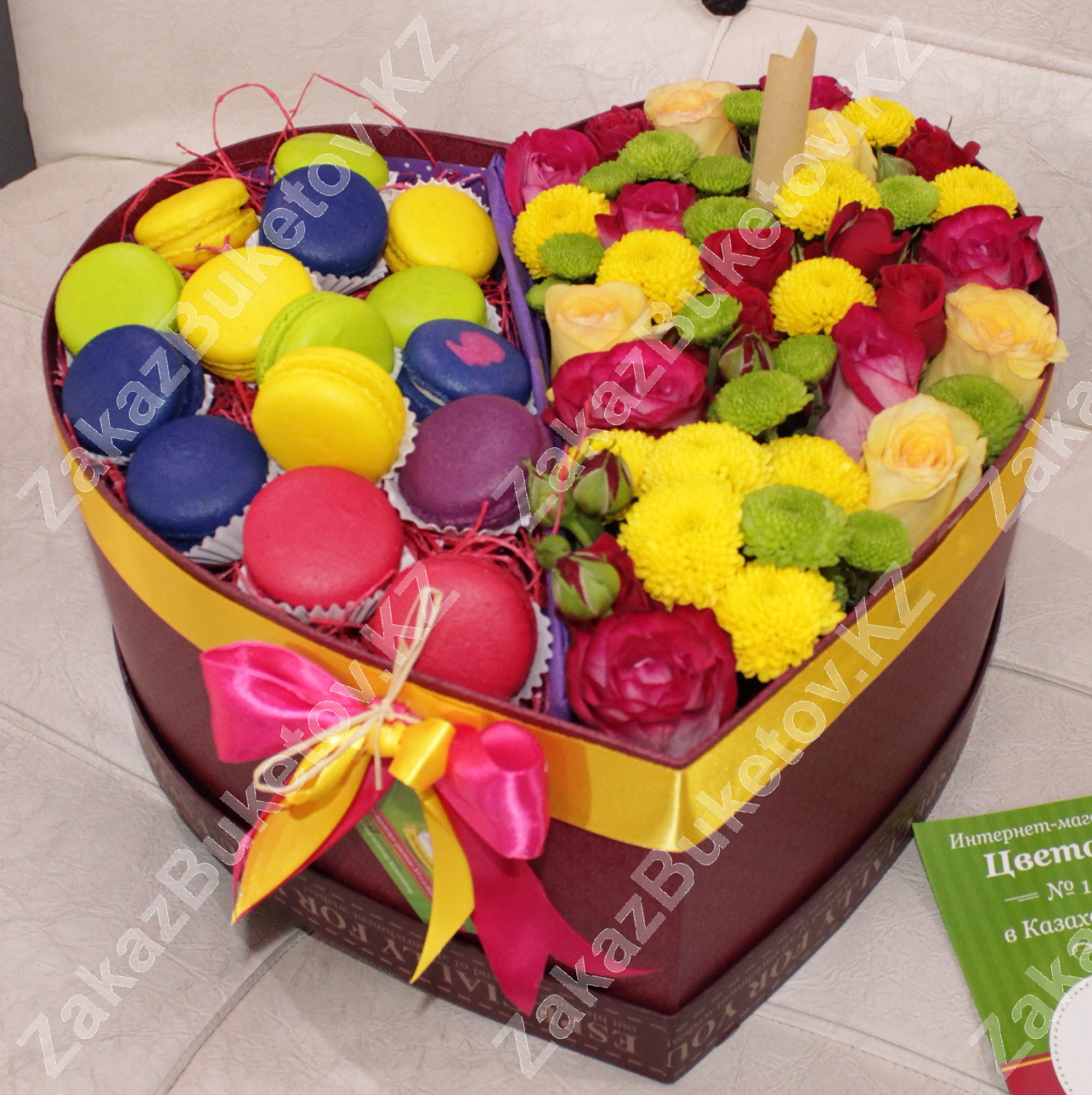 Коробка с цветами и французскими макаронс