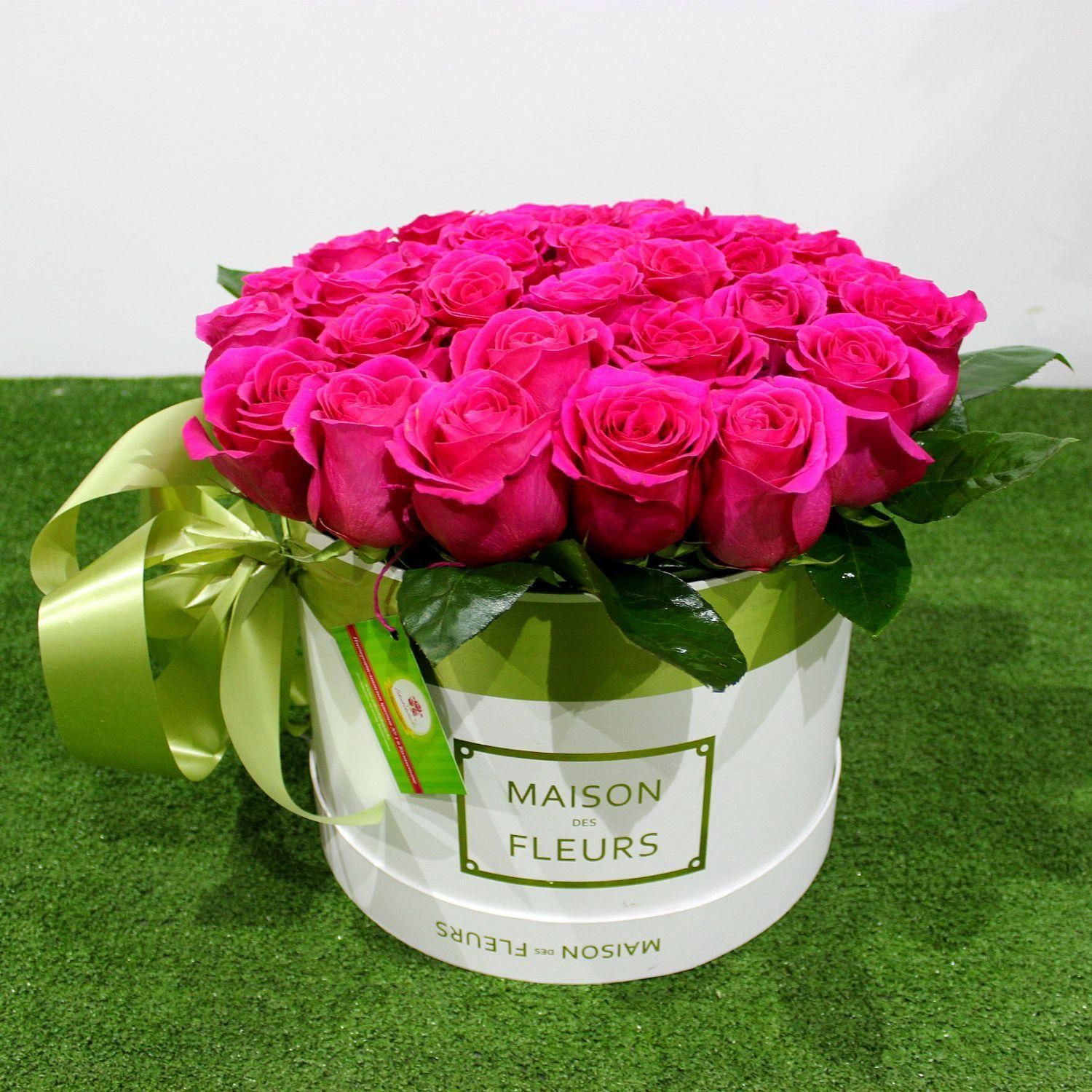 Белая коробка MAISON с розами сорта PINK FLOYD