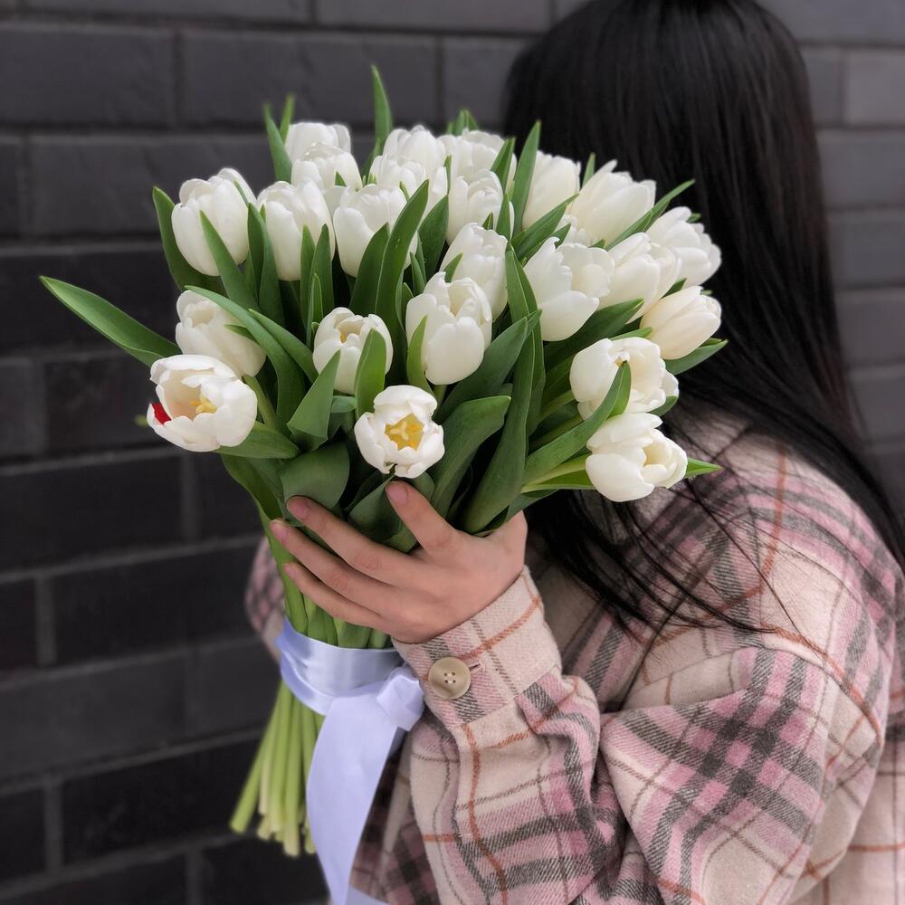 25 белых тюльпанов в оформлении