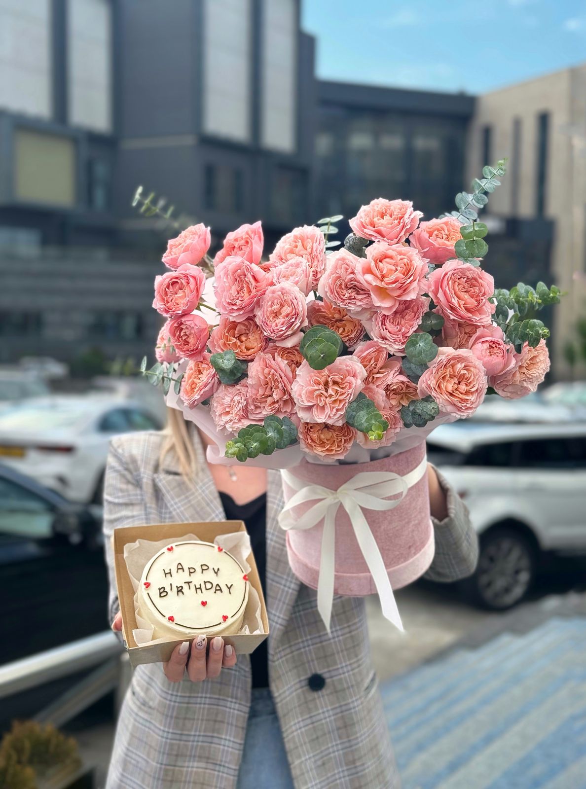 Сет "Спеши любить" из пионовидных роз с эвкалиптом в коробке