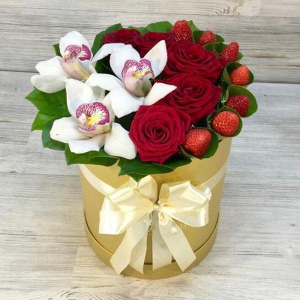 Коробка с розами, орхидеями и свежей клубникой