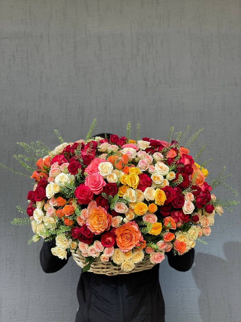 Цветочная корзина "Оранж" с розами и спрей розами