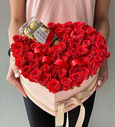 Букет в коробке "Marvellous" из спрей розы с конфетами FERRERO ROCHER