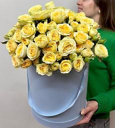 Композиция из желтых пионовидных роз в шляпной коробке