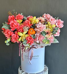 Композиция "Королева Виктория" из роз, гербер, орхидей и кукурбиты в коробке