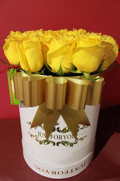 15 голландских роз в коробке just for you 8