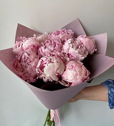 Букет из 9 розовых голландских пионов в лаконичном оформлении