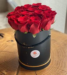 13 красных голландских роз в коробку