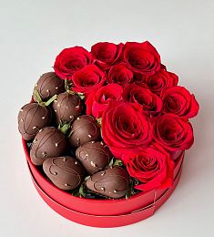 Клубничный бокс с цветами "Desire" клубника в шоколаде с розами