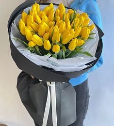 Букет из 51 желтого тюльпана в темном  оформлении