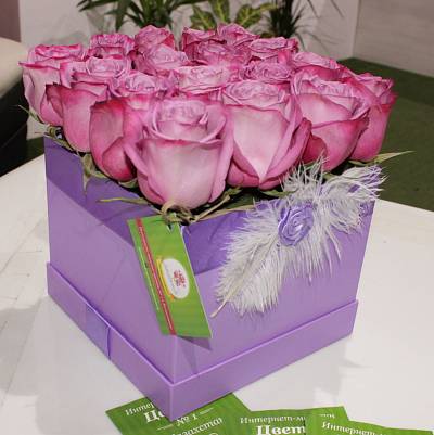Квадратная коробка с пером и розой 1