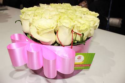 Круглая коробка с 21 голландской розой 9