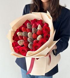 Клубничный букет с цветами "Amor Amor" клубника в шоколаде и красные розы