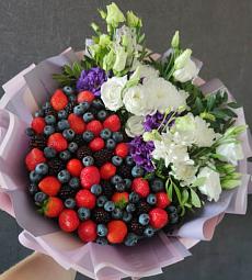 Букет из ягод и цветов «Кружева»