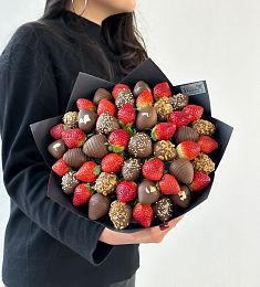 Клубничный конус "Пантера" из клубники в молочном шоколаде со свежими ягодами