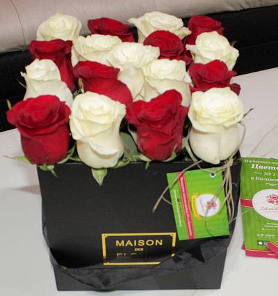 Квадратная коробка MAISON c голландскими розами 4
