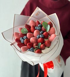 Клубничный букет "Розовый рай" S из клубники в розовом шоколаде и свежих ягод