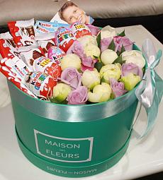 Композиция "Любимой сладкоежке" из пионов и роз с добавлением  Kinder шоколада 