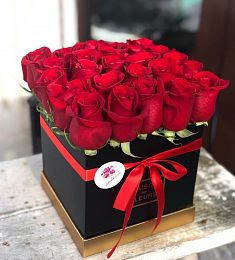 25 голландских роз в квадратной коробке