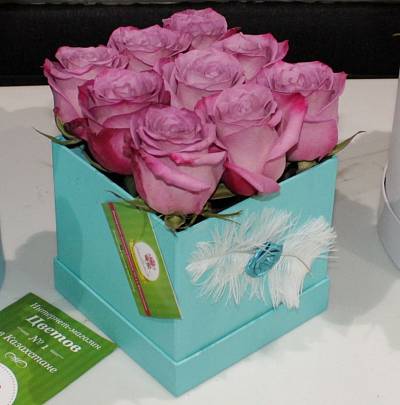 Квадратная коробка с пером и розой 2