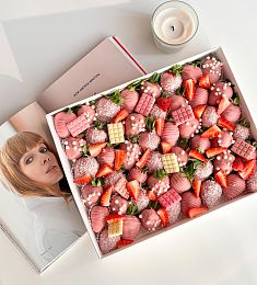Клубничный бокс - "Павлова" клубника в розовом шоколаде с мини литками и свежей ягодой 