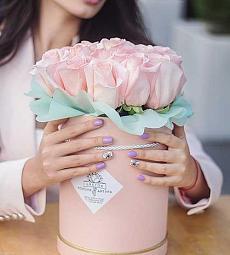 Шляпная коробка с розовыми голландскими розами