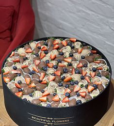 Клубничная коробка "Big Love" клубника в итальянском шоколаде с клубничной нарезкой.