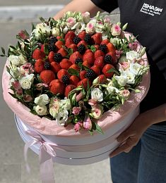 Букеты из ягод и цветов "Фрутелла" в коробке