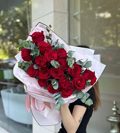 Букет "Краски любви" из 17 красных роз и эвкалипта