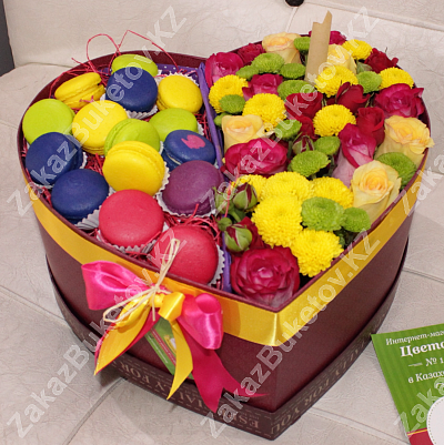 Коробка с цветами и французскими макаронс 1