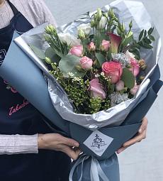 Цветочный букет "Хелен" из Лизиантусов и роз