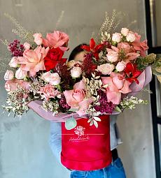 Композиция "Алые паруса" из тюльпан, роз и гвоздик 