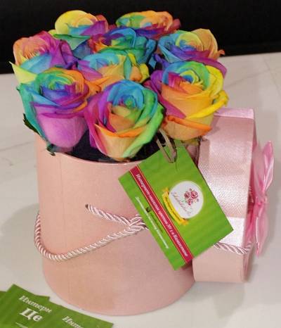Коробка с радужной розой 2