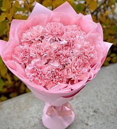 Букет из 11 ярких розовых гвоздик  в розовом оформлении