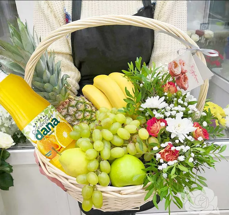 Корзины с фруктами и цветами "Щедрость"