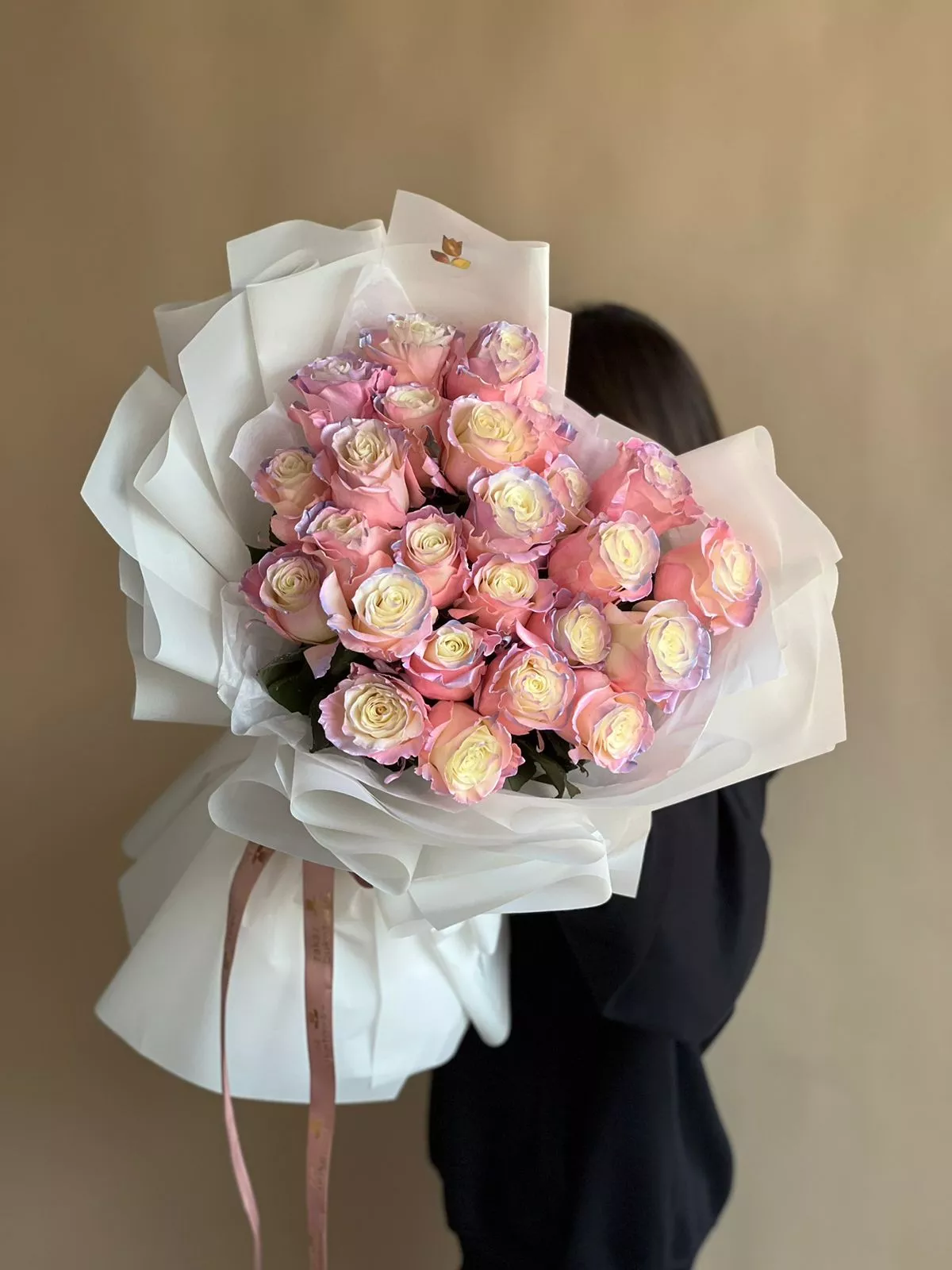 25 розовых градиентных роз в оформлении
